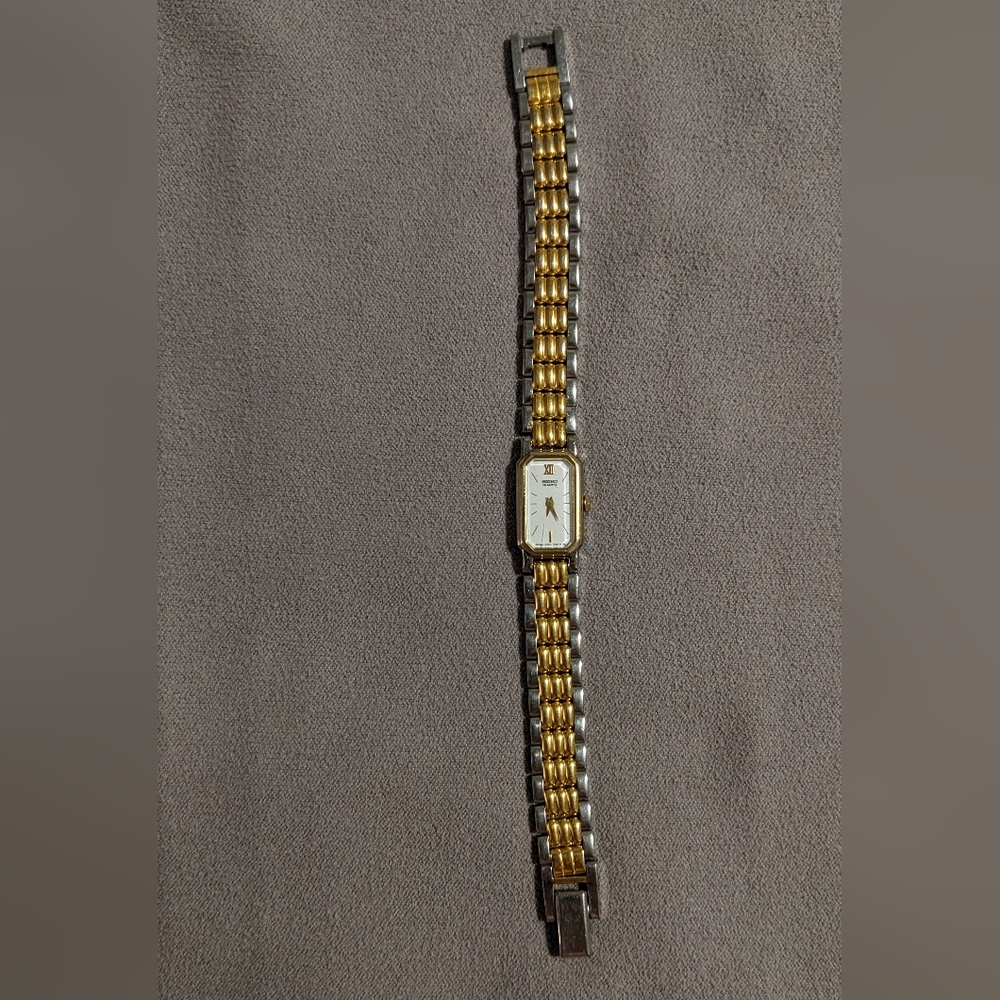 Seiko 2E20-1790R Women's Quartz Watch! MUST SEE!